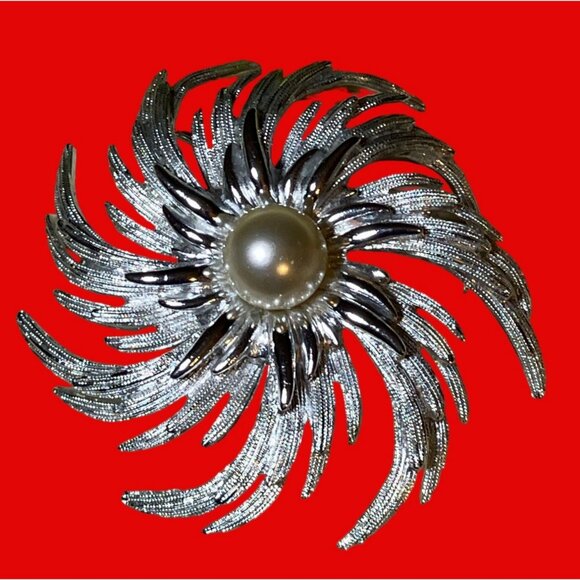 Sarah Coventry Lg faux pearl pinwheel flower brooch silver tone Costume Jewelry - Picture 4 of 8